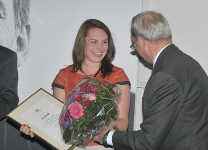 Ehrenurkunde und Blumenstrauß für Maren Butt Studienleiter Werner Toenjes überreicht Maren Butt als 500. Absolventin des IQ Technikums eine Ehrenurkunde und einen Blumenstrauß.